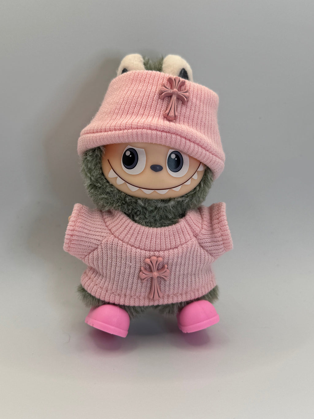 Cross sweater set, fits V4 PFL Labubu (Doll not included)